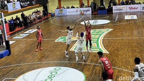 Pertandingan Bali United Basketball melawan Pelita Jaya Jakarta dalam playoff IBL 2024 di Gor Merpati, Denpasar, Kamis (18/07/2024) petang. (Ida Bagus Putu Mahendra/detikBali)