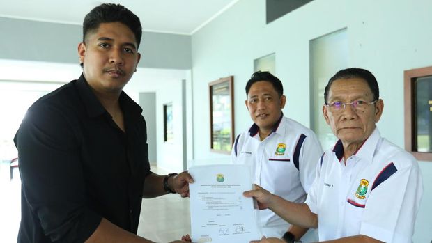 Perwakilan Fadil Imran, Chikitha Alvian Eka Wardoyo, menyerahkan formulir pendaftaran beserta surat dukungan dari 35 pengurus provinsi di Pelatnas PBSI, Cipayung, Jakarta Timur, pada Kamis (18/7).