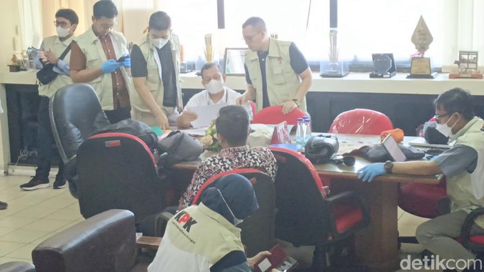 Petugas KPK berada di ruang Kepala Bappeda Kota Semarang, Kamis (18/7/2024).