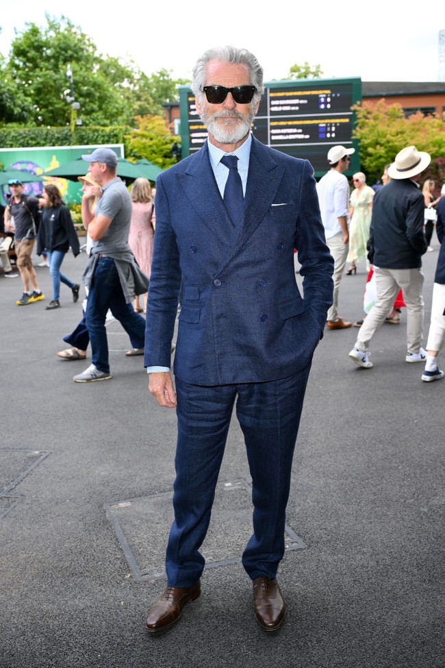 Pria 71 tahun ini tampil necis dengan setelan jas navy Ralph Lauren, dasi warna senada dan sepatu pantofel coklat tua.  Foto: WireImage/Karwai Tang