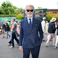 Pria 71 tahun ini tampil necis dengan setelan jas navy Ralph Lauren, dasi warna senada dan sepatu pantofel coklat tua.  Foto: WireImage/Karwai Tang