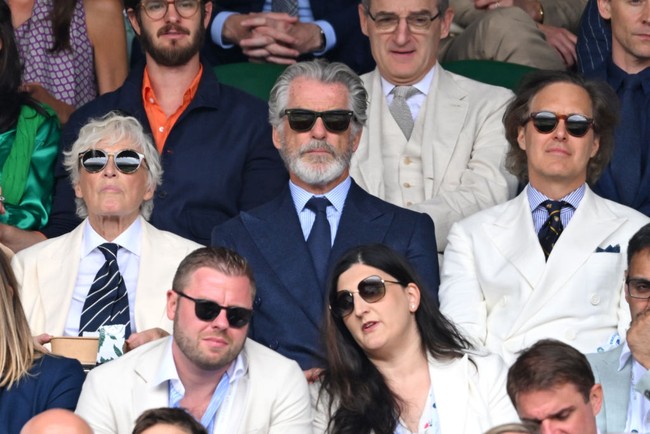 Menonton pertandingan dengan kacamata hitam untuk melindungi matanya dari sinar matahari, gaya Pierce Brosnan menuai pujian di media sosial. Banyak netizen berkomentar bahwa ayah lima anak ini ‘menua seperti wine berkualitas’, yang artinya, menjadi lebih baik/tampan seiring bertambahnya usia. Foto: WireImage/Karwai Tang