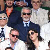 Menonton pertandingan dengan kacamata hitam untuk melindungi matanya dari sinar matahari, gaya Pierce Brosnan menuai pujian di media sosial. Banyak netizen berkomentar bahwa ayah lima anak ini ‘menua seperti wine berkualitas’, yang artinya, menjadi lebih baik/tampan seiring bertambahnya usia. Foto: WireImage/Karwai Tang