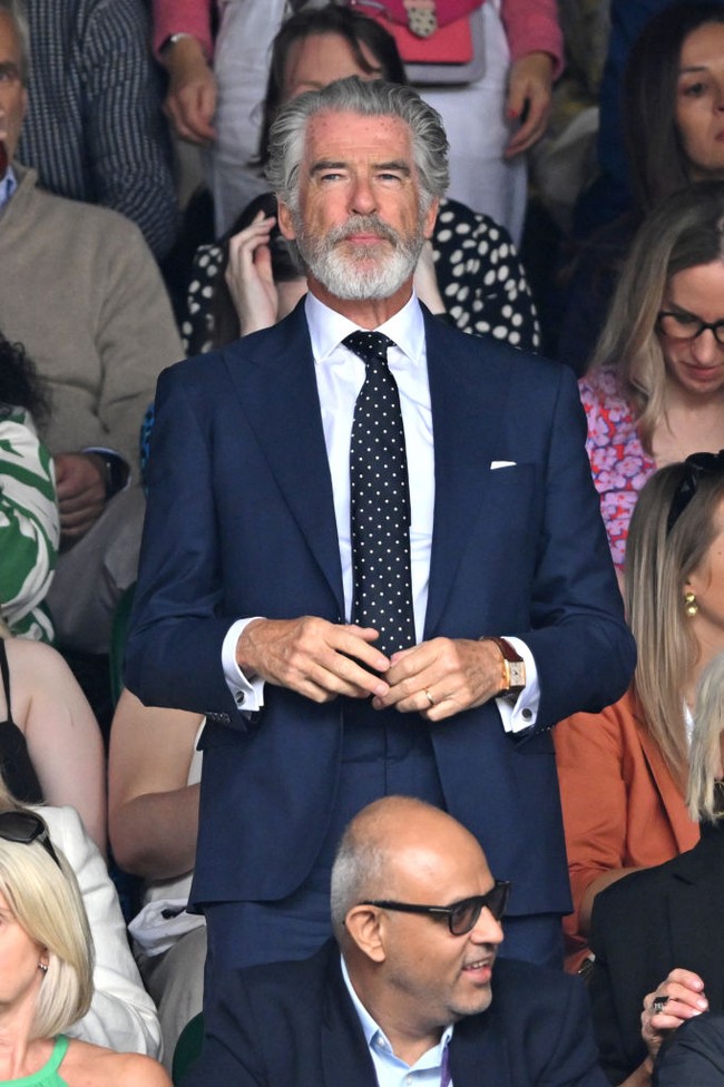 Pierce Brosnan merupakan salah satu selebriti yang menonton pertandingan final Wimbledon 2024 di London, Inggris, Sabtu (13/7/2024) lalu.  Foto: WireImage/Karwai Tang