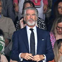 Pierce Brosnan merupakan salah satu selebriti yang menonton pertandingan final Wimbledon 2024 di London, Inggris, Sabtu (13/7/2024) lalu.  Foto: WireImage/Karwai Tang