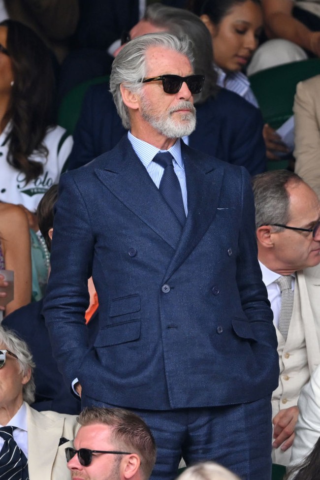 Pierce Brosnan membiarkan rambut putihnya tumbuh dan menatanya ke belakang dengan sedikit volume. Jenggot dan kumisnya pun tampak ditata rapi. Foto: WireImage/Karwai Tang