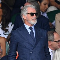 Pierce Brosnan membiarkan rambut putihnya tumbuh dan menatanya ke belakang dengan sedikit volume. Jenggot dan kumisnya pun tampak ditata rapi. Foto: WireImage/Karwai Tang