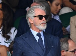 Gaya Pierce Brosnan Nonton Wimbledon Curi Atensi, Aura James Bond Tak Luntur