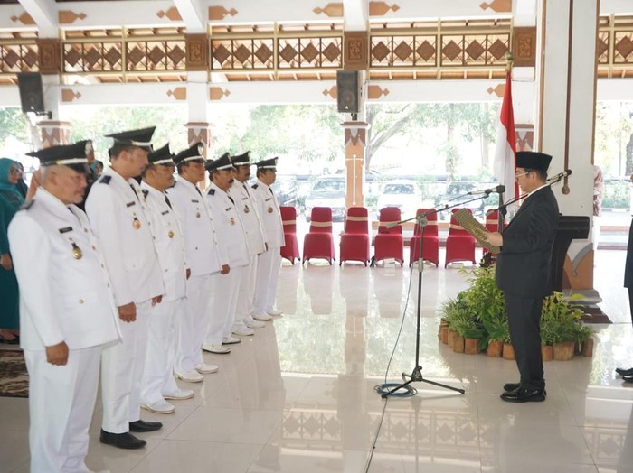 Pj Bupati Magelang Sepyo Achanto mengukuhkan dan menyerahkan SK perpanjangan masa jabatan kepala desa di Pendopo Rumah Dinas, Kamis (18/7/2024).
