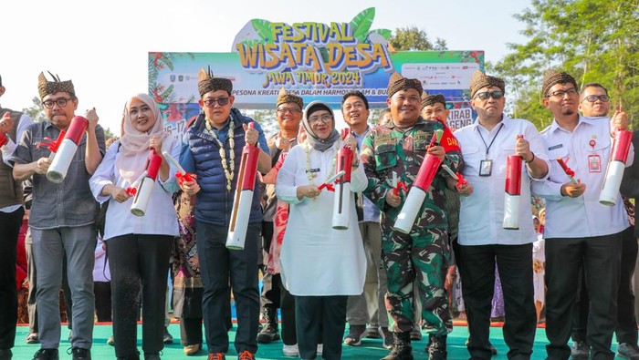 Pj Gubernur Jawa Timur Adhy Karyono menghadiri puncak acara Festival Wisata Desa Jawa Timur 2024
