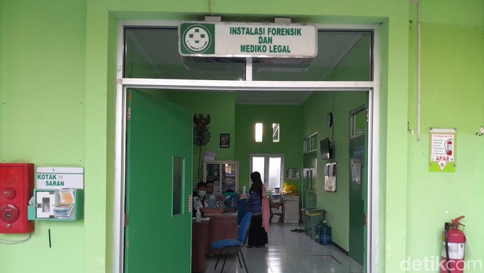 Polisi bawa mayat wanita bertato di RDUD Sunan Kalijaga Demak, Rabu (17/7/2024).