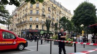 Polisi berjaga di tempat kejadian setelah sebuah mobil menabrak orang yang duduk di teras depan sebuah restoran di Paris, Prancis. 