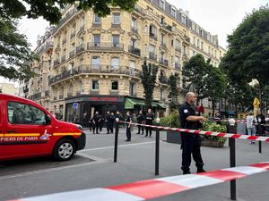 Polisi Berjaga Usai Insiden Mobil Tabrak Kafe di Paris