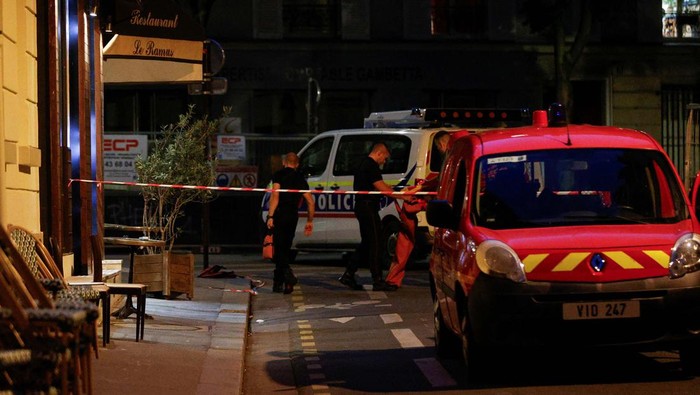Polisi Berjaga Usai Insiden Mobil Tabrak Kafe di Paris Police officers stand at the scene after a car hit people sitting on a terrace in front of a restaurant in Paris, France July 17, 2024. REUTERS/Johnny Cotton