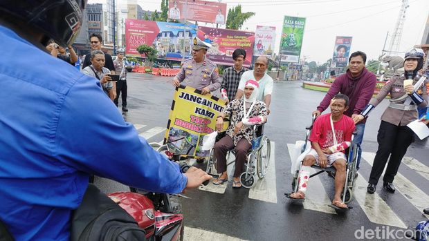 Polresta Bandar Lampung menampilkan contoh korban lakalantas dalam sosialisasi tertib berlalu lintas.