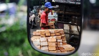 Para buruh ini mengaku dibayar Rp 85 ribu/hari.
