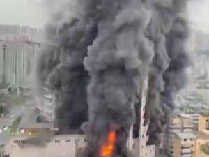 Potret Kebakaran Mal di China, Banyak Pengunjung Terjebak