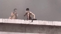 Banyak pengunjung yang terjebak saat mal terbakar. Mereka tampak berusaha menyelamatkan diri keluar dari mal.