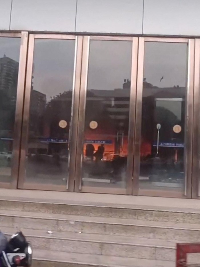 Potret Kebakaran Mal di China, 16 Orang Tewas-Banyak Pengunjung Terjebak A person tries to climb outside a window during a deadly fire at a shopping centre, in the city of Zigong, Sichuan, China, July 17, 2024 in this screengrab taken from a social media video. Video Obtained By Reuters/via REUTERS THIS IMAGE HAS BEEN SUPPLIED BY A THIRD PARTY. NO RESALES. NO ARCHIVES.