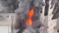 Cuplikan gambar dari video yang disiarkan oleh media pemerintah CCTV dan dibagikan di media sosial pada Rabu malam menunjukkan asap hitam tebal mengepul dari menara 14 lantai di Zigong, provinsi Sichuan.