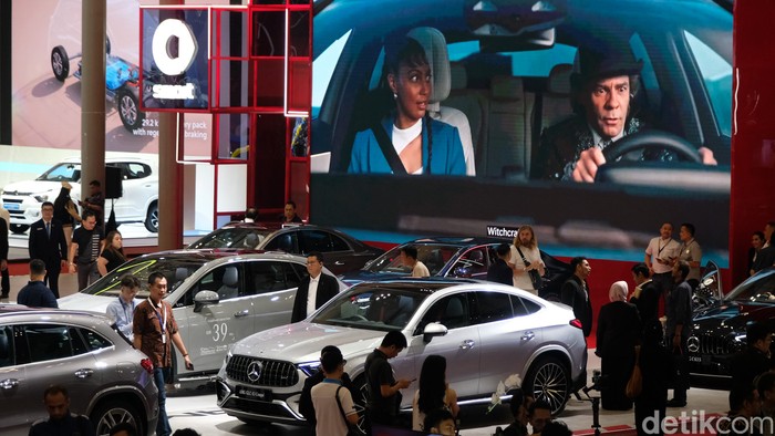 Gaikindo Indonesia International Auto Show (GIIAS) ke-31 yang digelar 18-28 Juli 2024 di ICE BSD City, Tangerang. GIIAS merupakan pameran otomotif terbesar. Pengunjung memadati arema GIIAS 2024 di ICE BSD City, Tangerang, Kamis (18/7/2024).