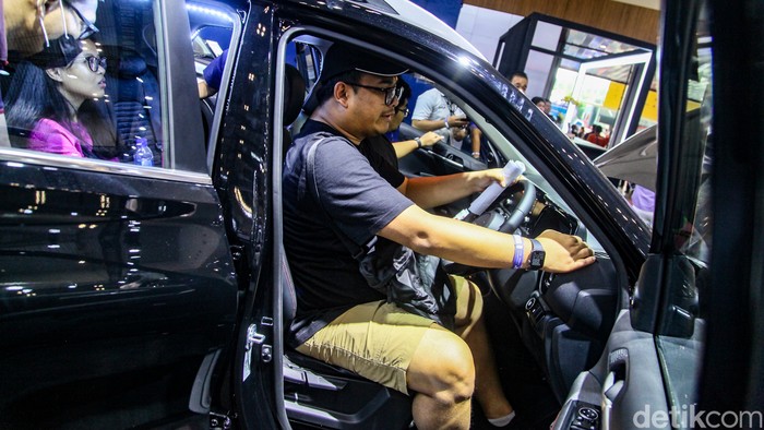 Gaikindo Indonesia International Auto Show (GIIAS) ke-31 yang digelar 18-28 Juli 2024 di ICE BSD City, Tangerang. GIIAS merupakan pameran otomotif terbesar. Pengunjung memadati arema GIIAS 2024 di ICE BSD City, Tangerang, Kamis (18/7/2024).