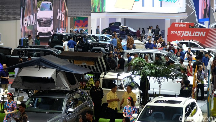 Gaikindo Indonesia International Auto Show (GIIAS) ke-31 yang digelar 18-28 Juli 2024 di ICE BSD City, Tangerang. GIIAS merupakan pameran otomotif terbesar. Pengunjung memadati arema GIIAS 2024 di ICE BSD City, Tangerang, Kamis (18/7/2024).