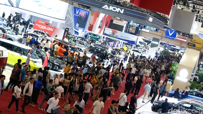 Gaikindo Indonesia International Auto Show (GIIAS) ke-31 yang digelar 18-28 Juli 2024 di ICE BSD City, Tangerang. GIIAS merupakan pameran otomotif terbesar. Pengunjung memadati arema GIIAS 2024 di ICE BSD City, Tangerang, Kamis (18/7/2024).