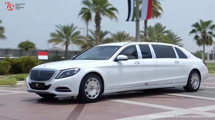 Presiden Jokowi Naik Mobil Mewah Mercedes-Maybach Pullman Guard