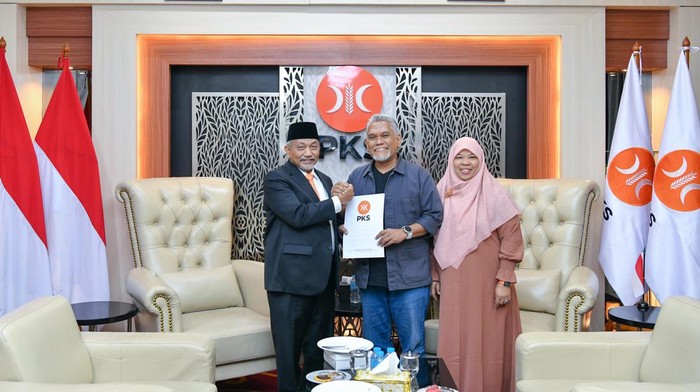 Presiden PKS Ahmad Syaikhu (kiri) menyerahkan SK rekomendasi kepada Ketua PKS Sulsel Amri Arsyid untuk maju di Pilwalkot Makassar 2024.