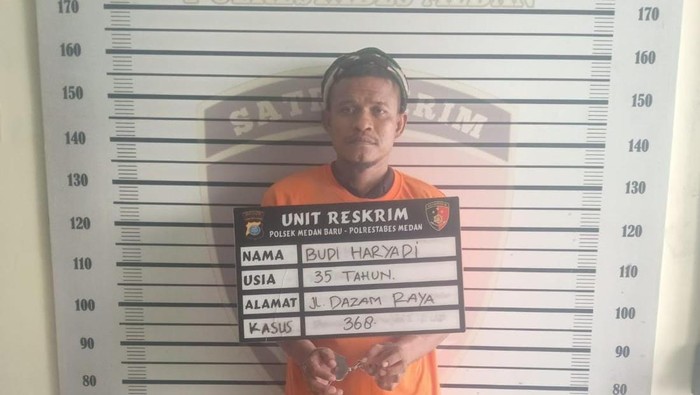 Pria yang minta uang parkir untuk disetor ke ketua ormas di Medan. (Istimewa)