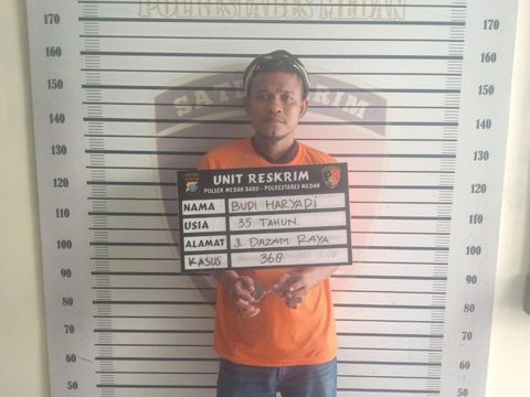 Pria yang minta uang parkir untuk disetor ke ketua ormas di Medan. (Istimewa)
