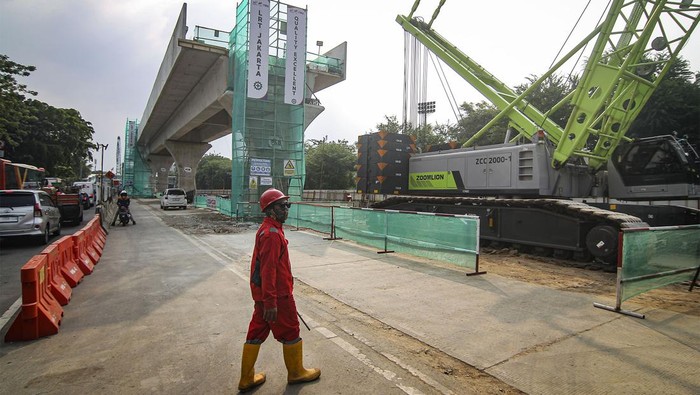 Progres Pembangunan LRT Jakarta Velodrome-Manggarai Pekerja mengerjakan pembangunan konstruksi LRT Jakarta Fase 1B Velodrome-Manggarai di kawasan Rawamangun, Jakarta, Kamis (18/7/2024). PT Jakarta Propertindo (Jakpro) mengatakan progres pembangunan LRT Jakarta Fase 1B Velodrome-Manggarai telah mencapai 22,4 persen per minggu ke-42 atau tanggal 14 Juli 2024 dengan deviasi positif. ANTARA FOTO/Dhemas Reviyanto/aww.