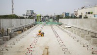 Pekerja mengerjakan pembangunan konstruksi LRT Jakarta Fase 1B Velodrome-Manggarai di kawasan Rawamangun, Jakarta, Kamis (18/7/2024).