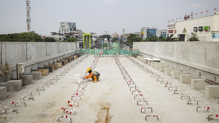 Progres Pembangunan LRT Jakarta Velodrome-Manggarai Pekerja mengerjakan pembangunan konstruksi LRT Jakarta Fase 1B Velodrome-Manggarai di kawasan Rawamangun, Jakarta, Kamis (18/7/2024). PT Jakarta Propertindo (Jakpro) mengatakan progres pembangunan LRT Jakarta Fase 1B Velodrome-Manggarai telah mencapai 22,4 persen per minggu ke-42 atau tanggal 14 Juli 2024 dengan deviasi positif. ANTARA FOTO/Dhemas Reviyanto/aww.