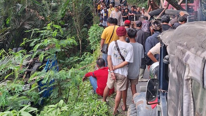 Proses evakuasi truk galian C yang terjun ke jurang di wilayah Banjar Dinas Siladumi, Desa Peringsari, Kecamatan Selat, Kabupaten Karangasem, Bali, pada Kamis (18/7/2024). (Foto: Dok. Polsek Selat)