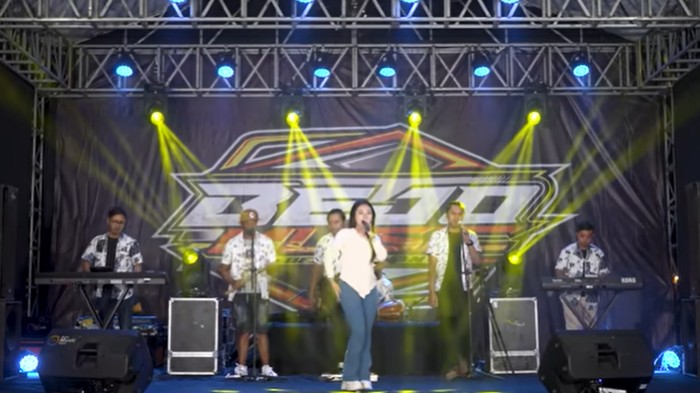 Reva Wijaya menyanyikan lagu Kalah.