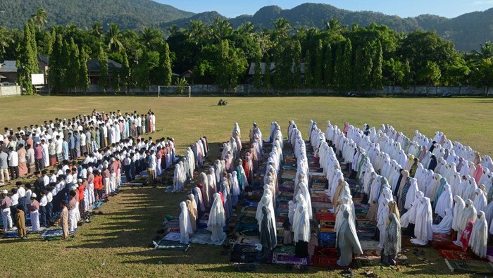 Ribuan Warga Aceh Gelar Salat Istisqa di Tengah Kekeringan Sejumlah pelajar bersama warga melaksanakan Shalat Istisqa atau shalat minta hujan di Stadion Black Star, desa Masjid Lhamlhom, Kecamatan Lhoknga, kabupaten Aceh Besar, Aceh, Kamis (18/7/2024). Shalat Istisqa yang berlangsung serentak di empat desa yang mengalami kekeringan sejak Desember 2023 itu dihadiri sekitar 3.000 warga sebagai upaya memohon kepada Allah SWT agar diturunkan hujan. ANTARA FOTO/Ampelsa/foc.
