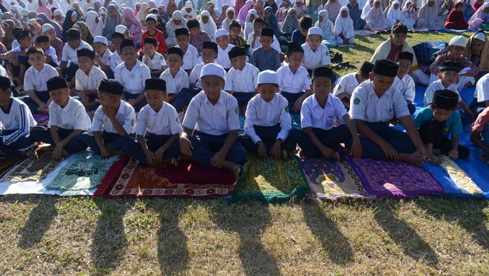 Sejumlah  pelajar bersama warga  melaksanakan Shalat Istisqa atau shalat minta hujan di Stadion Black Star, desa Masjid Lhamlhom, Kecamatan Lhoknga, kabupaten Aceh Besar, Aceh, Kamis (18/7/2024). Shalat Istisqa yang berlangsung serentak di empat desa yang mengalami kekeringan sejak Desember 2023 itu dihadiri sekitar 3.000 warga sebagai upaya memohon kepada Allah SWT agar diturunkan hujan. ANTARA FOTO/Ampelsa/foc.