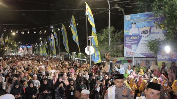 Ribuan Warga Lamongan antusias berselawat Bareng Habib Anis Bin Syahab