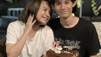 Kebersamaan Rossa dan Rizky ketika merayakan ulang tahun sang putra. Mereka berpose dengan seloyang kue cokelat yang nikmat. Foto: Instagram