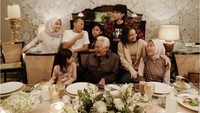 Kalau ini momen Rossa saat berkumpul dengan sang putra dan keluarganya. Mereka tampak berpose setelah menikmati makan malam. Foto: Instagram