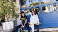 Kalau ini momen mereka saat nongkrong di sebuah kafe. Momen ini diambil saat keduanya berada di California, Amerika Serikat. Foto: Instagram