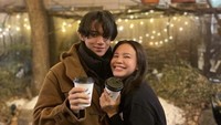 Ibu dan anak ini juga sempat liburan ke Korea Selatan bersama. Mereka mengunjungi Cafe Kitsune dan membeli secangkir kopi hangat. Foto: Instagram