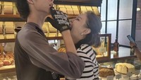 Momen mereka juga kerap terlihat saat kulineran di akhir pekan. Seperti momen mereka mengunjungi Union, kafe populer di Jakarta. Foto: Instagram