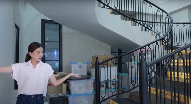 Tangga di rumah Sarwendah juga tampak semakin mewah karena bisa menyala. Lampu tangga tersebut bisa dinyalakan dan dimatikan melalui saklar yang ada di dekatnya. Foto: YouTube/Sarwendah Official