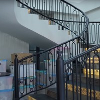 Tangga di rumah Sarwendah juga tampak semakin mewah karena bisa menyala. Lampu tangga tersebut bisa dinyalakan dan dimatikan melalui saklar yang ada di dekatnya. Foto: YouTube/Sarwendah Official