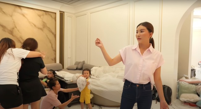 Selanjutnya Sarwendah juga memamerkan ruang tamunya yang masih berantakan. Terlihat ruang tamu tersebut didominasi warna coklat. Mulai dari dinding hingga sofanya pun senada dengan warna coklat. Foto: YouTube/Sarwendah Official