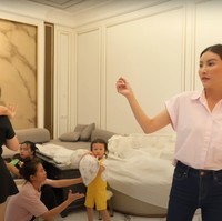 Selanjutnya Sarwendah juga memamerkan ruang tamunya yang masih berantakan. Terlihat ruang tamu tersebut didominasi warna coklat. Mulai dari dinding hingga sofanya pun senada dengan warna coklat. Foto: YouTube/Sarwendah Official