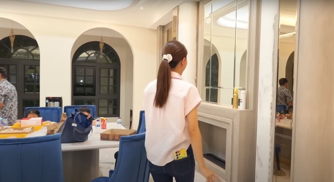 Bersebelahan dengan dapur terdapat meja makan yang cukup panjang dilengkapi nuansa ala api unggun.  Foto: YouTube/Sarwendah Official